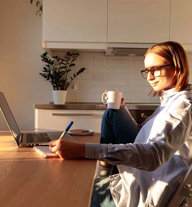 Lady Relaxed And Happy After Using Zetadocs Expenses To Submit Her Business Expenses, repsenting FTIECLA testimonial