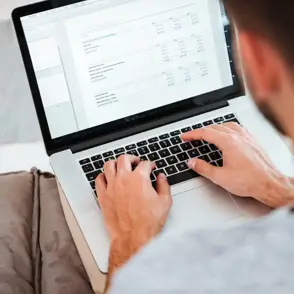 Person using Zetafax software